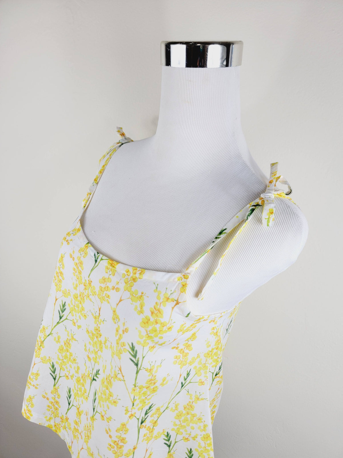 TANK TOP WITH ADJUSTABLE STRAPS