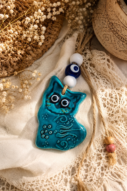 Décoration murale artisanale en céramique représentant un chat avec un œil bleu porte-bonheur (nazar)