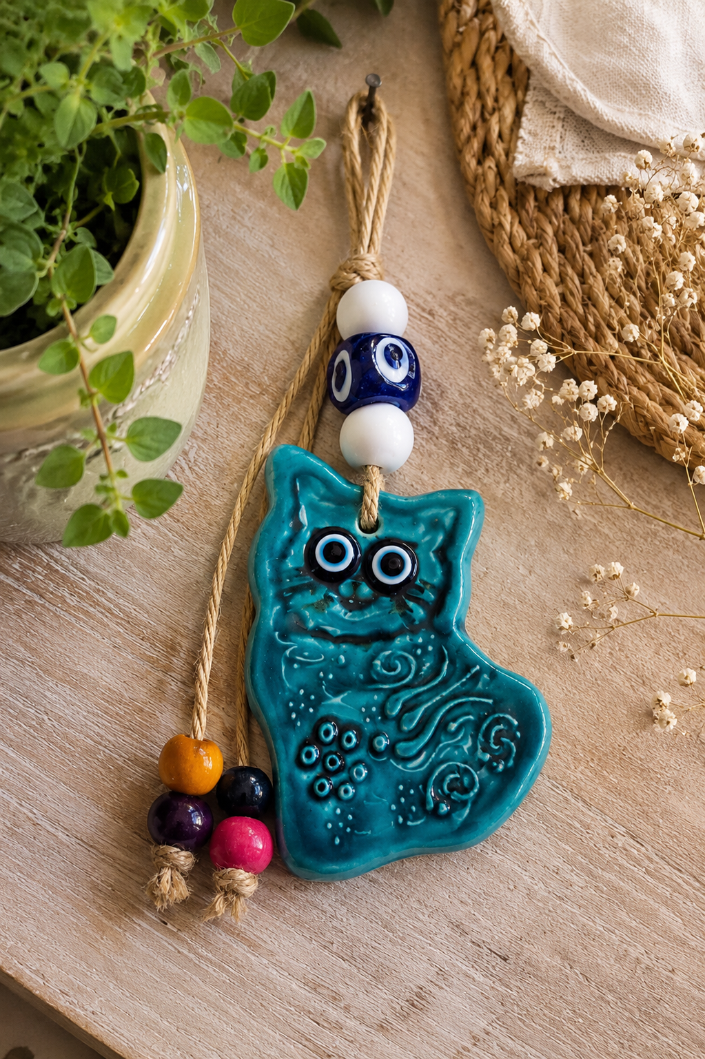 Décoration murale artisanale en céramique représentant un chat avec un œil bleu porte-bonheur (nazar)