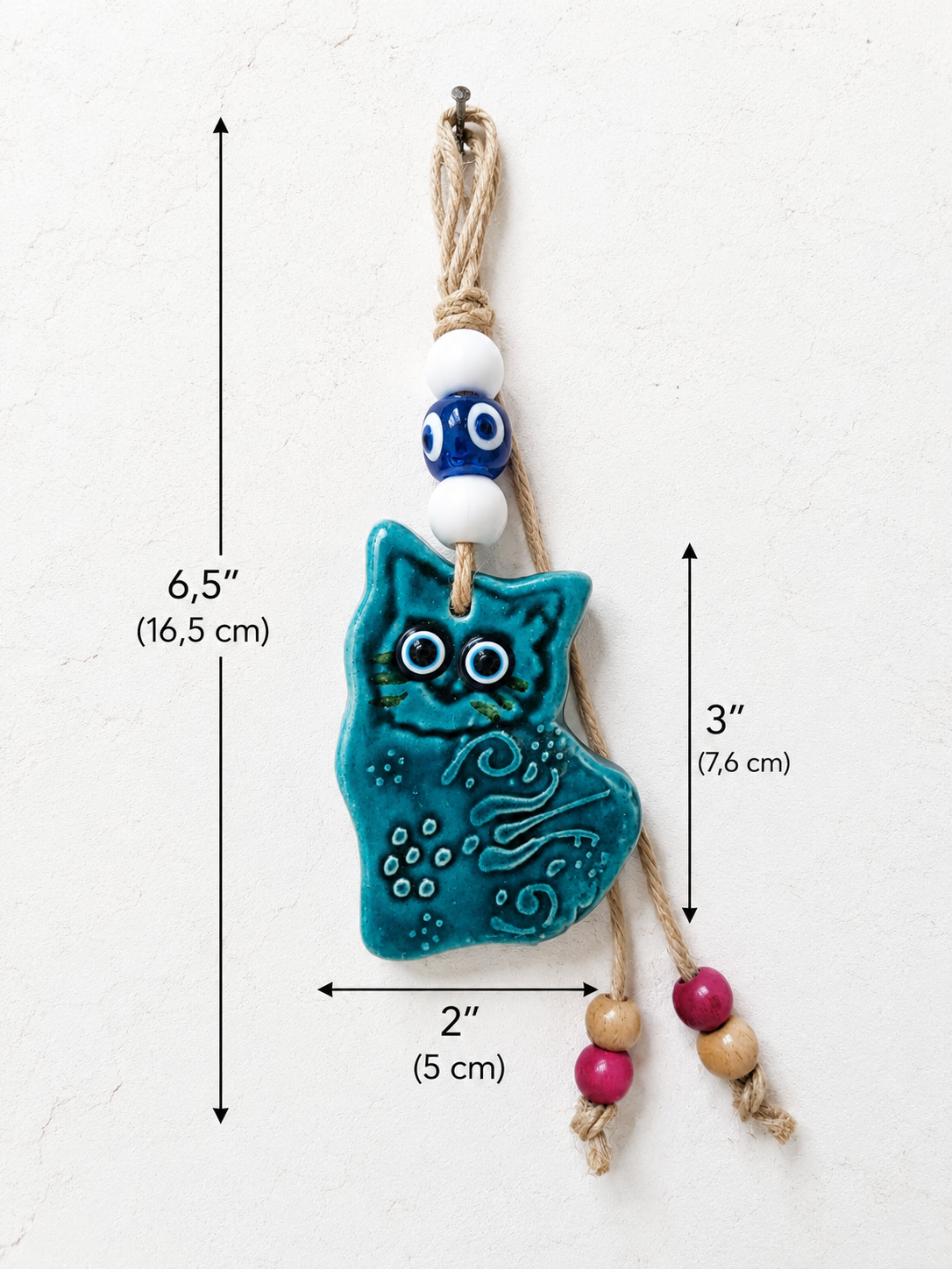Décoration murale artisanale en céramique représentant un chat avec un œil bleu porte-bonheur (nazar)